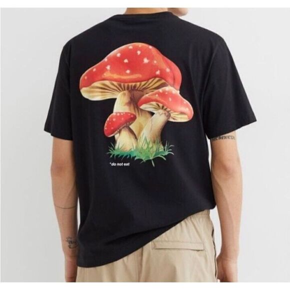 H&M T-Shirt Men's Size Large Black Red Mushroom Crewneck - Picture 1 of 8